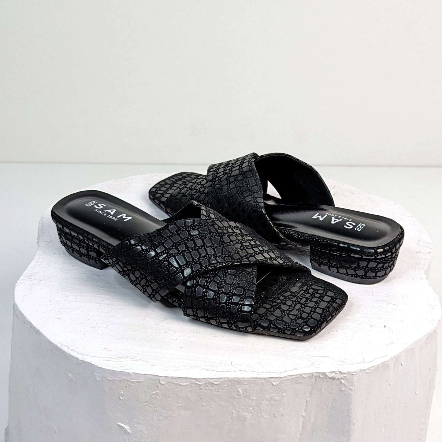 Cross Brick Pattern 1 Inch Sandal